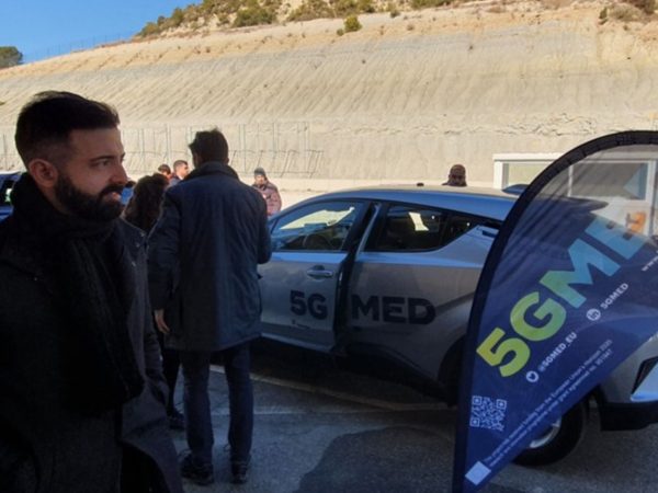 Un coche conducido a distancia cruza a Francia por AP-7