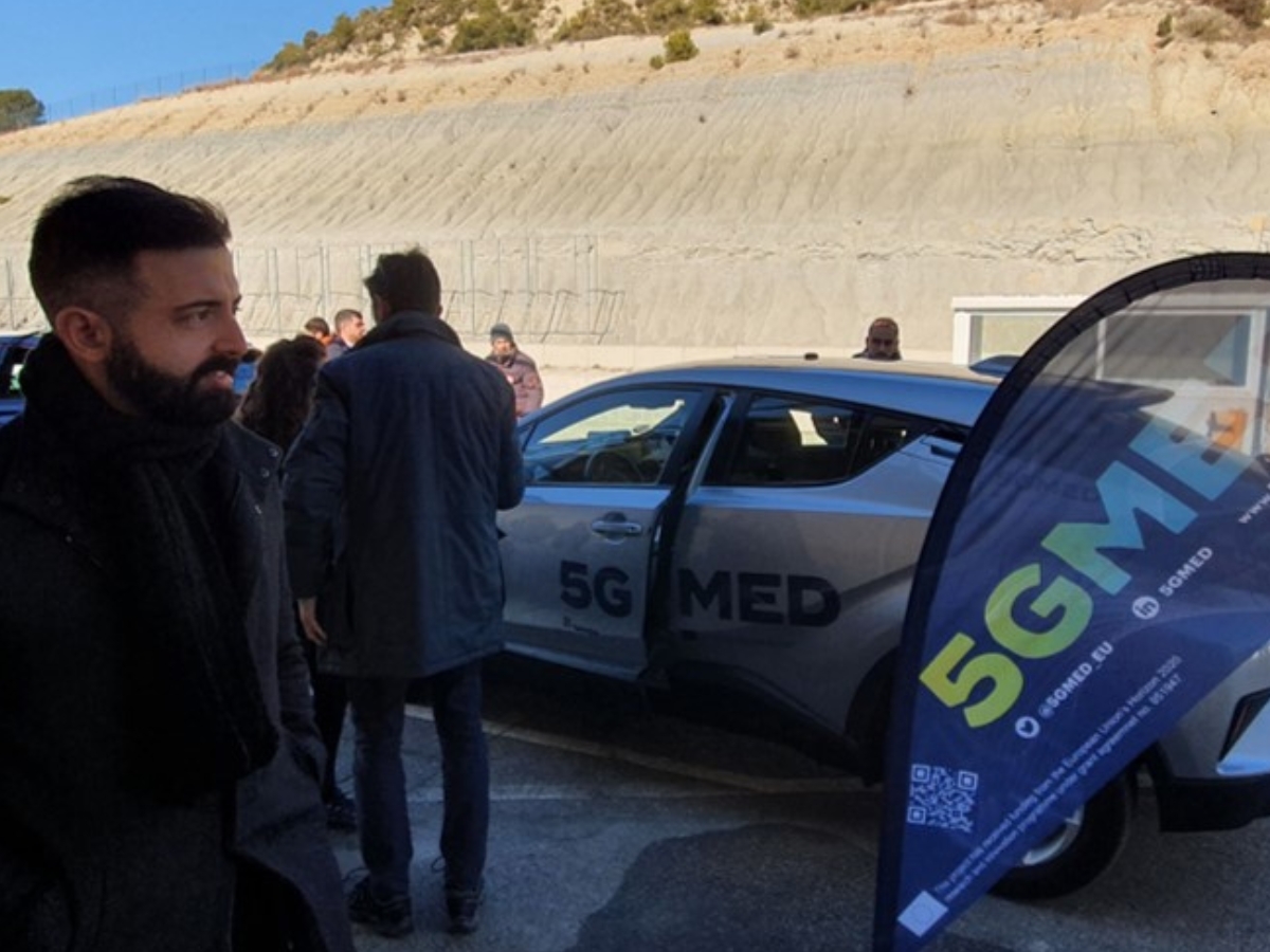 Un coche conducido a distancia cruza a Francia por AP-7