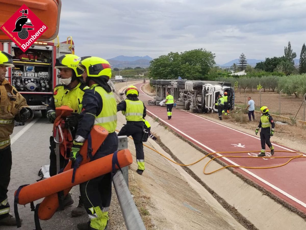 Un fallecido al chocar contra un camión en la CV-84