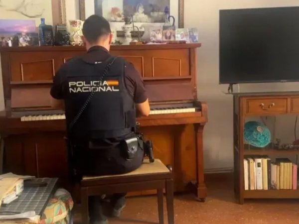 Un policía toca el piano para calmar a una anciana víctima de un robo