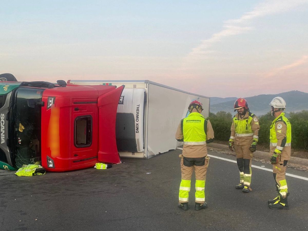 Vuelca un camión en la CV-10 en el término de Vila-real