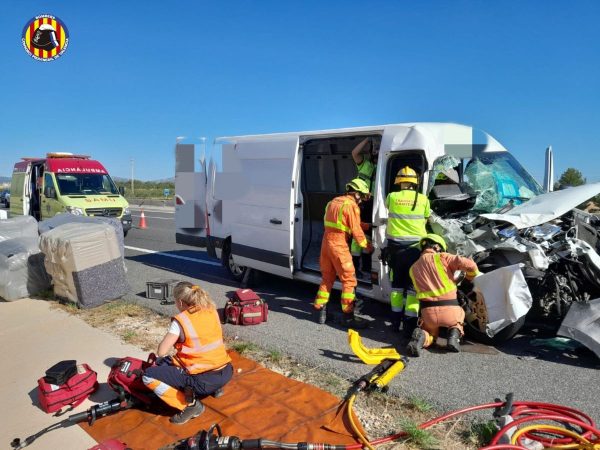 Accidente entre una furgoneta y un camión en la A-3