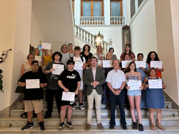 Alumnos del Taller Jove y la Llar de Cáritas reciben diplomas en Castellón