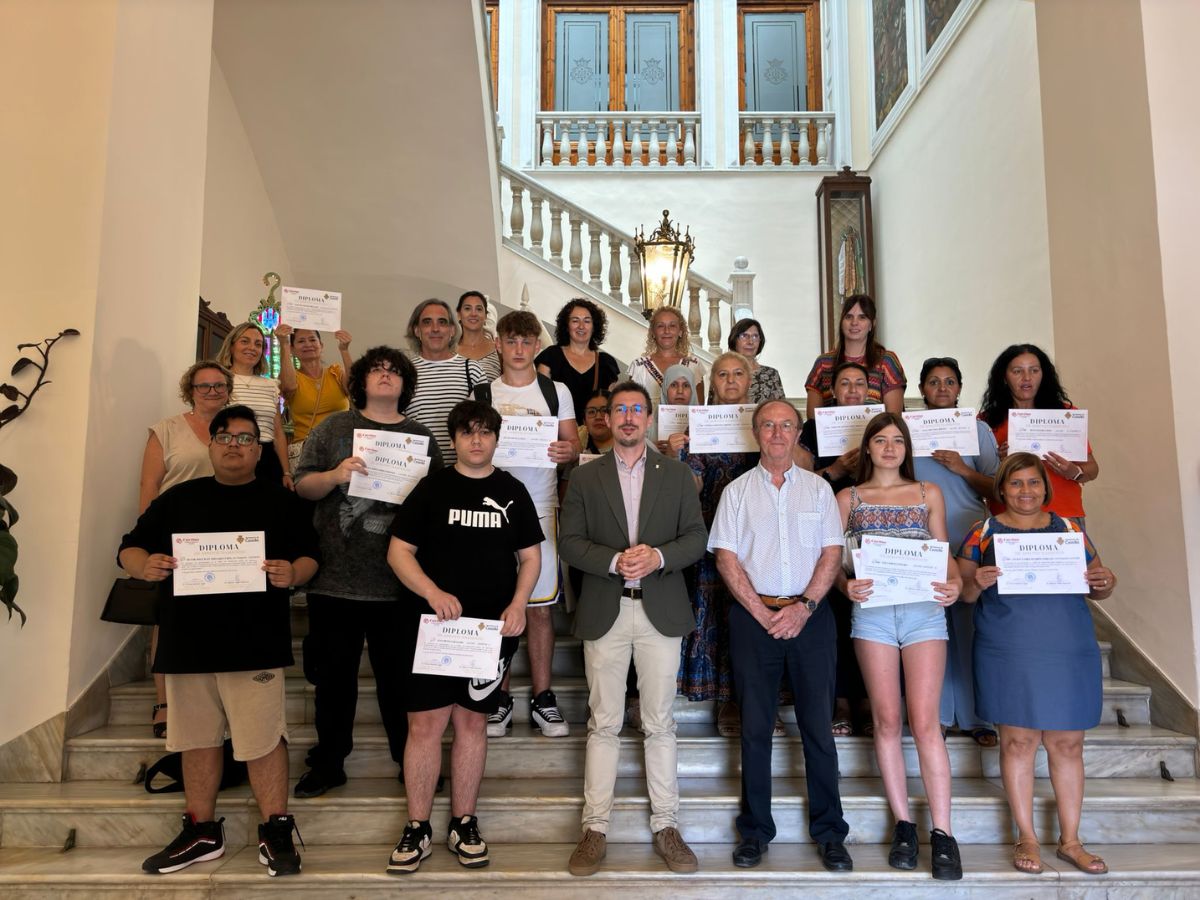 Alumnos del Taller Jove y la Llar de Cáritas reciben diplomas en Castellón