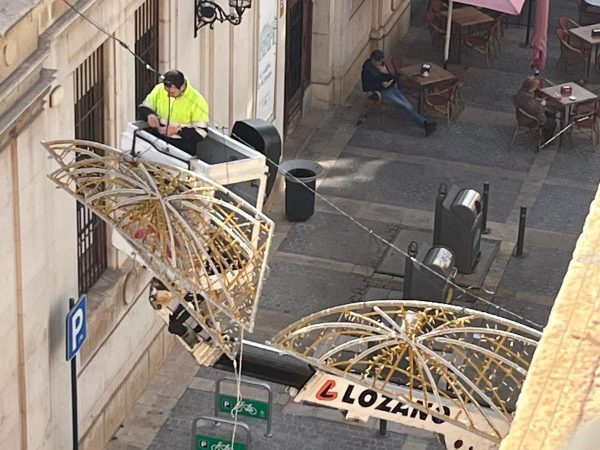 Castellón renueva su alumbrado festivo para garantizar la seguridad