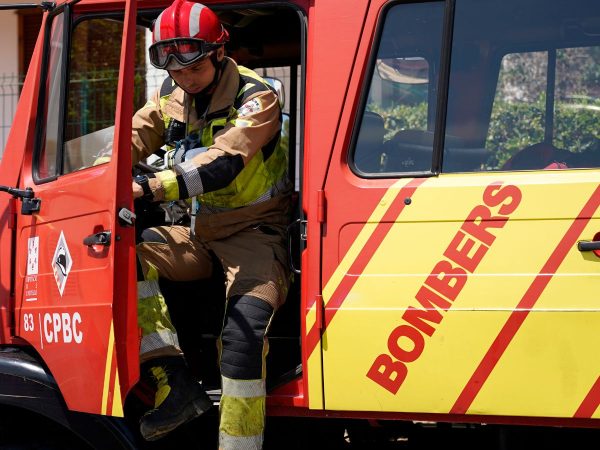 Incendio en nave logística de Onda moviliza a cuatro dotaciones de bomberos