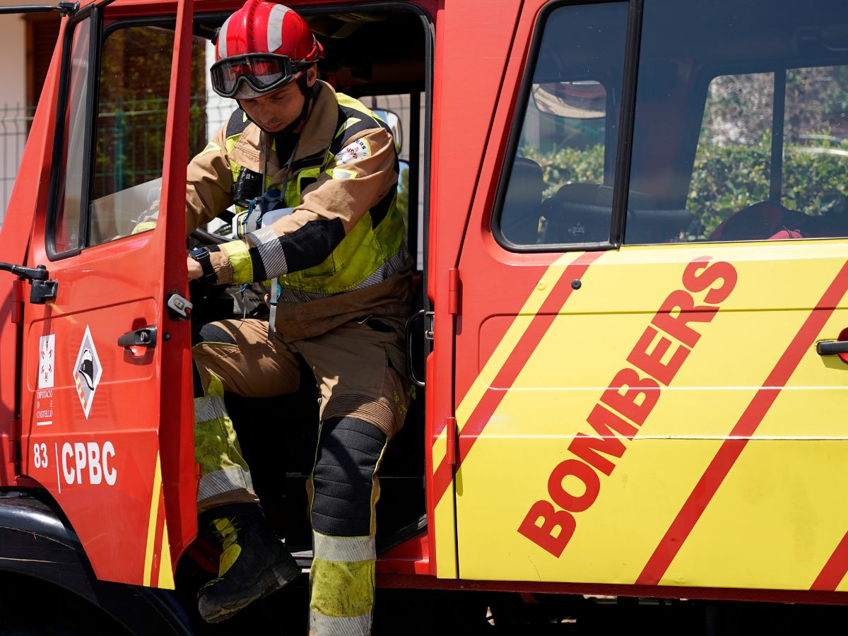 Incendio en nave logística de Onda moviliza a cuatro dotaciones de bomberos