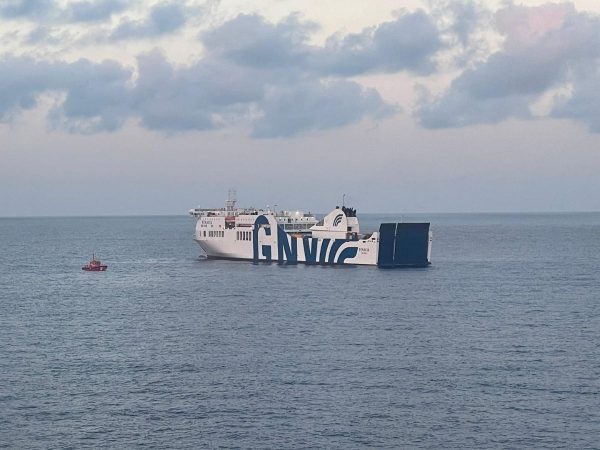 Los pasajeros del ferry ‘Tenacia’ averiado a la deriva, evacuan a otros tres barcos