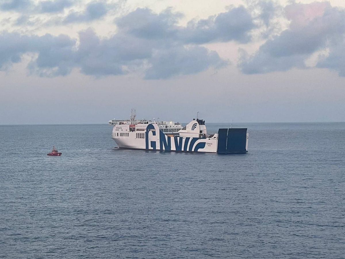 Los pasajeros del ferry ‘Tenacia’ averiado a la deriva, evacuan a otros tres barcos