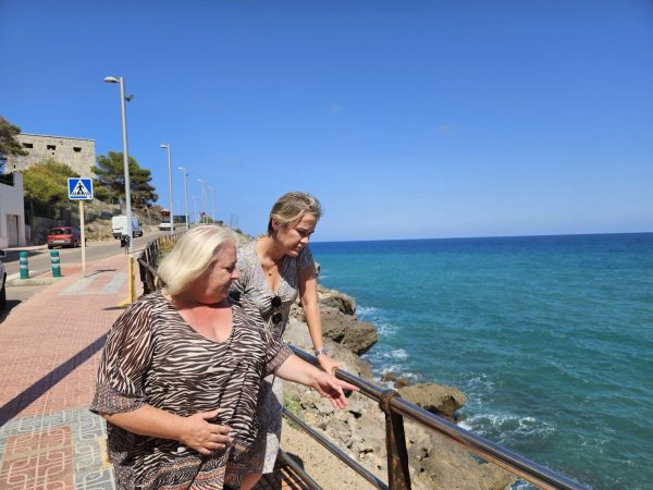 Oropesa invierte 120.000 euros en la renovación de la barandilla del paseo marítimo