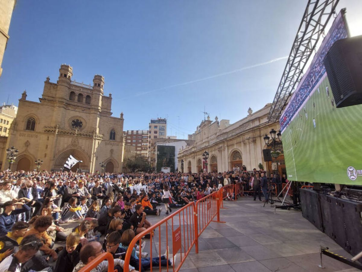 Pantalla gigante en la plaza Mayor de Castellón para la final de la Eurocopa