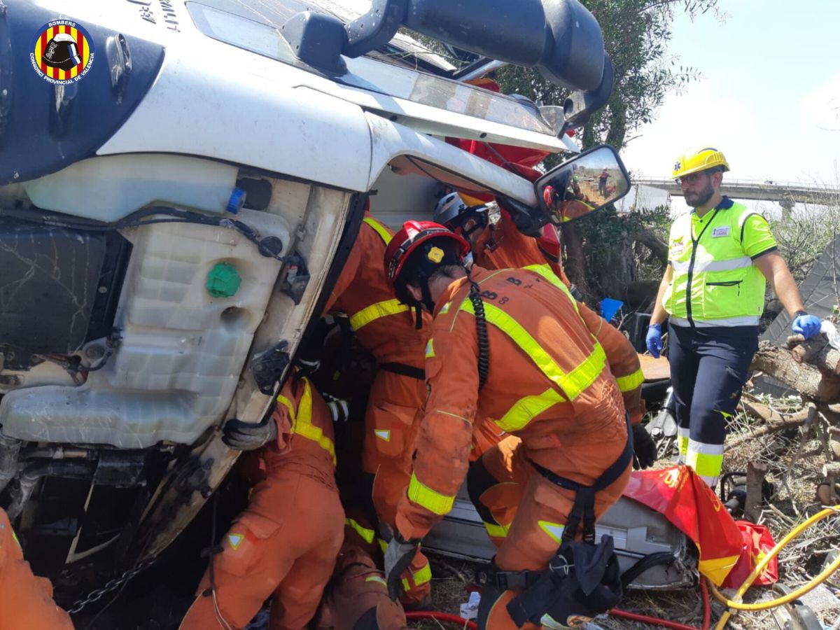 Rescate extremo en Sagunto: Camión vuelca y atrapa al conductor