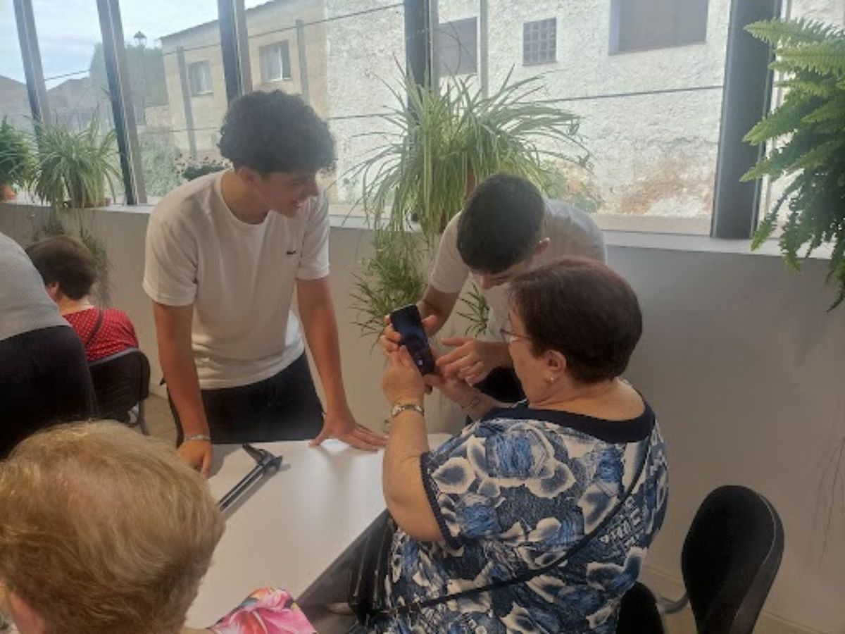 ‘Tiritas Digitales’: Educación digital en Benlloch por estudiantes de Castellón