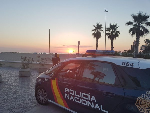 Un Policía Nacional de vacaciones salva la vida a un hombre inconsciente en el mar