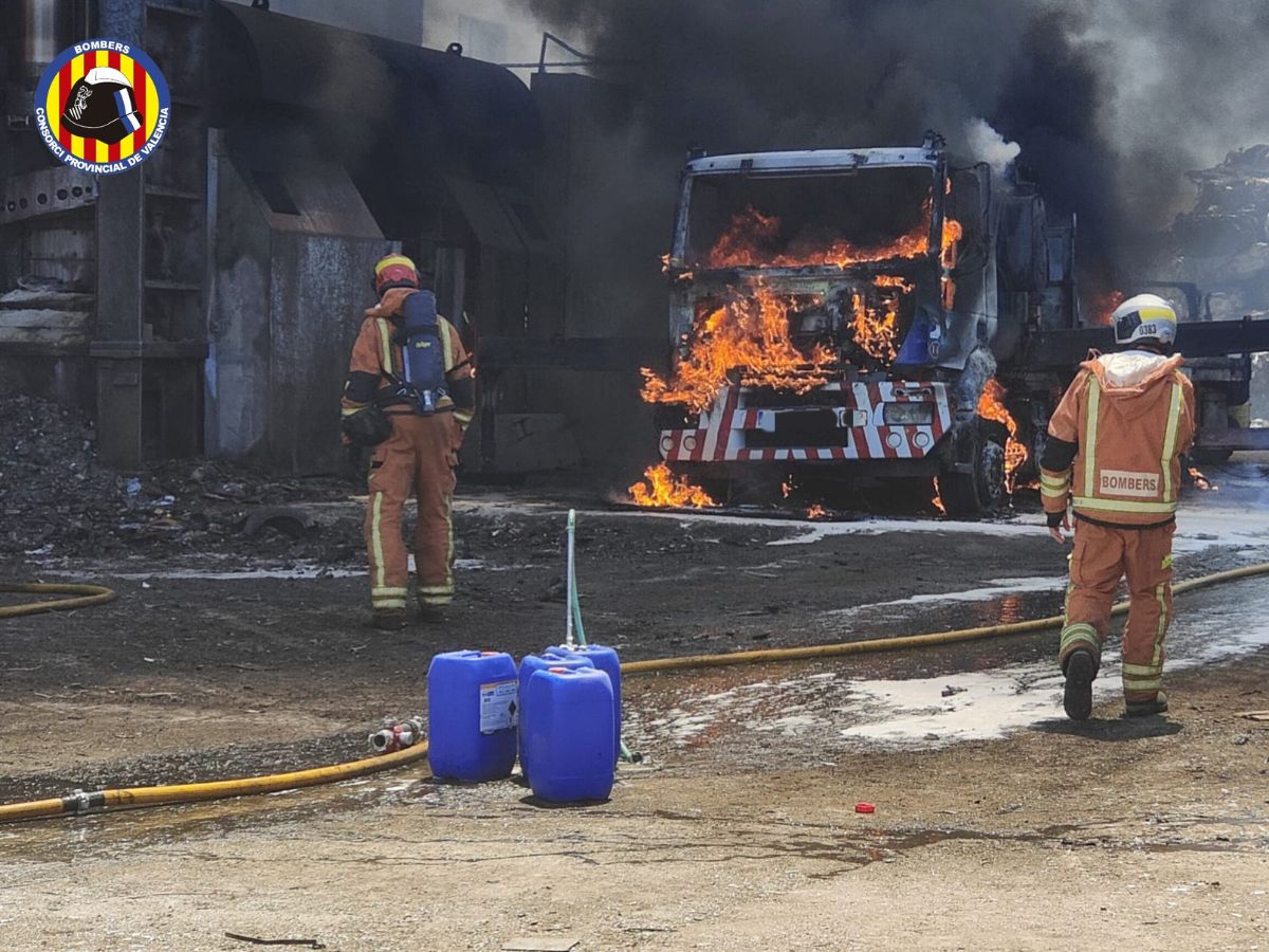 Un camión se incendia y afecta a una nave industrial de Silla