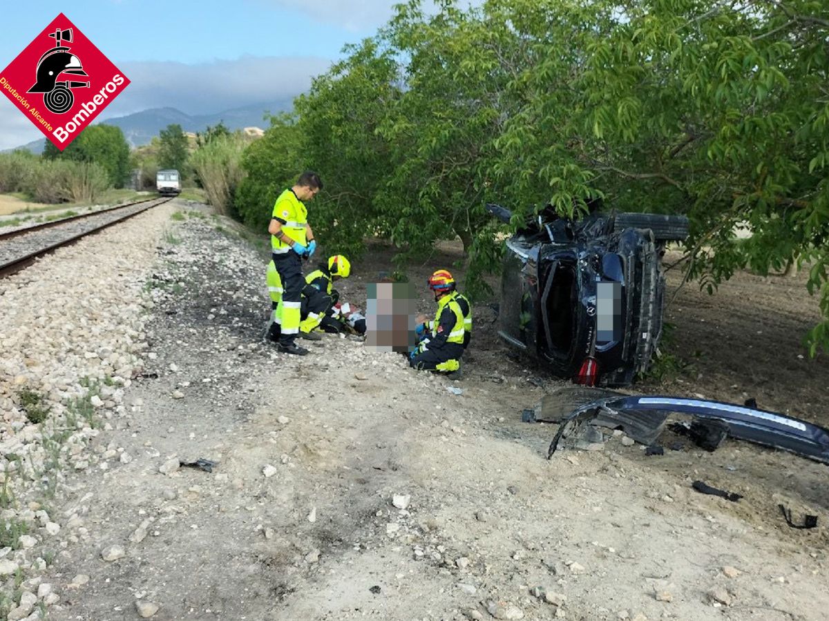 Un tren arrolla en Alicante un coche con dos ocupantes