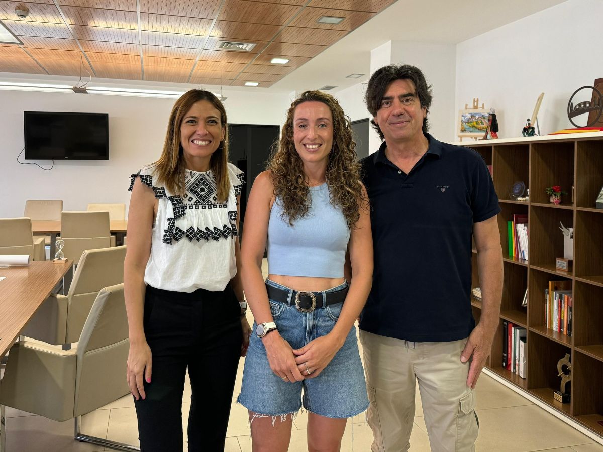 Almassora felicita a la jugadora de balonmano María Flores por su triunfo internacional