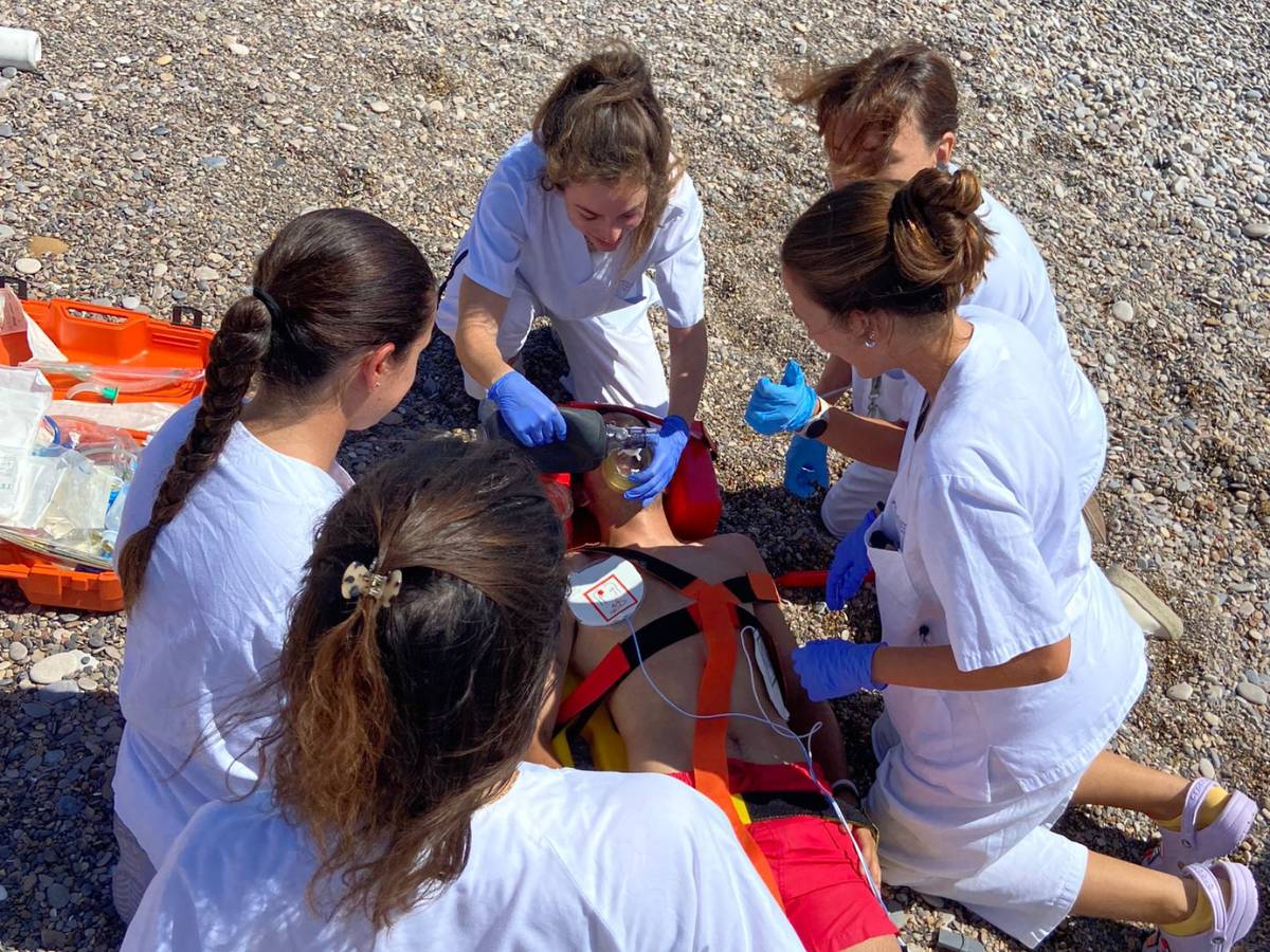 El simulacro forma parte de un plan de entrenamiento continuo, buscando mejorar la seguridad y la atención médica en las zonas de playa.