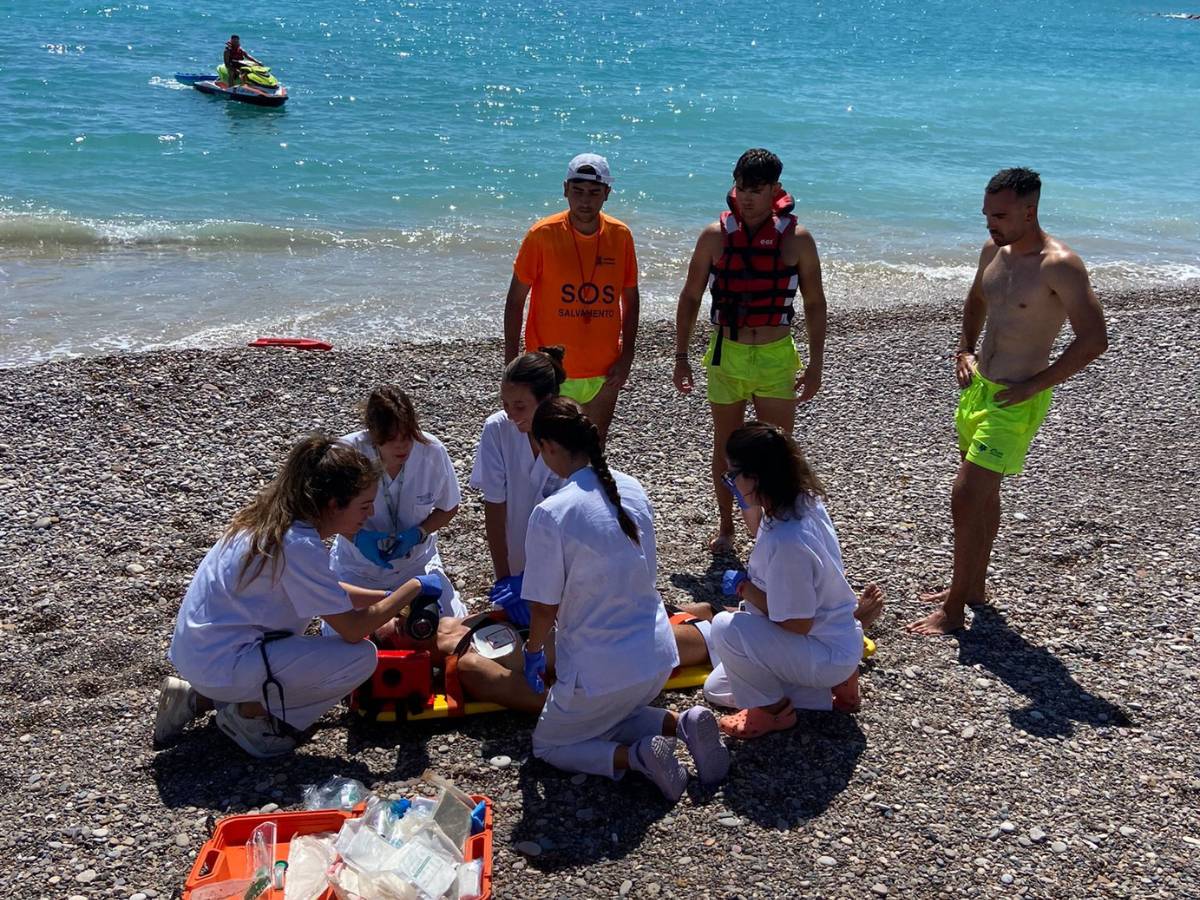 Almassora realiza un simulacro de emergencia sanitaria en la playa