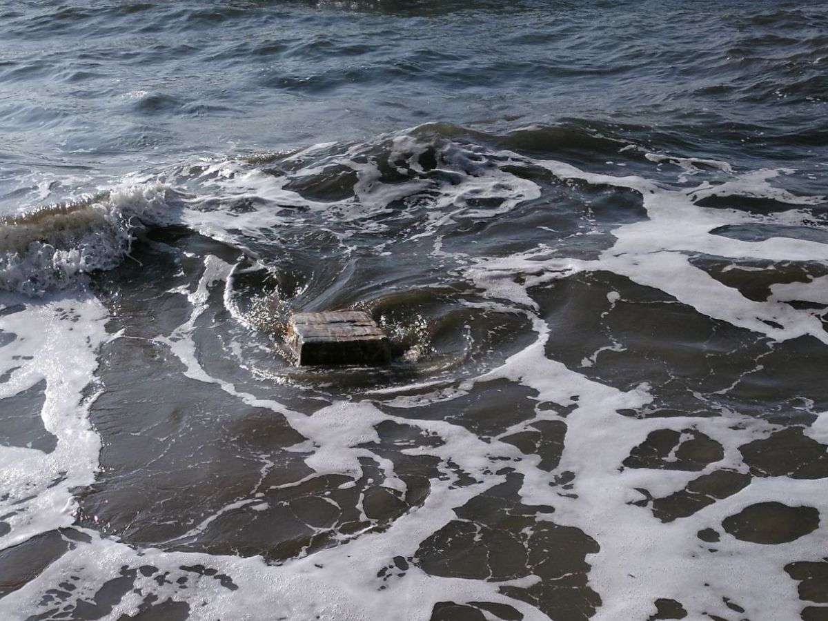 Aparecen varios fardos negros en la playa del Arenal de Burriana