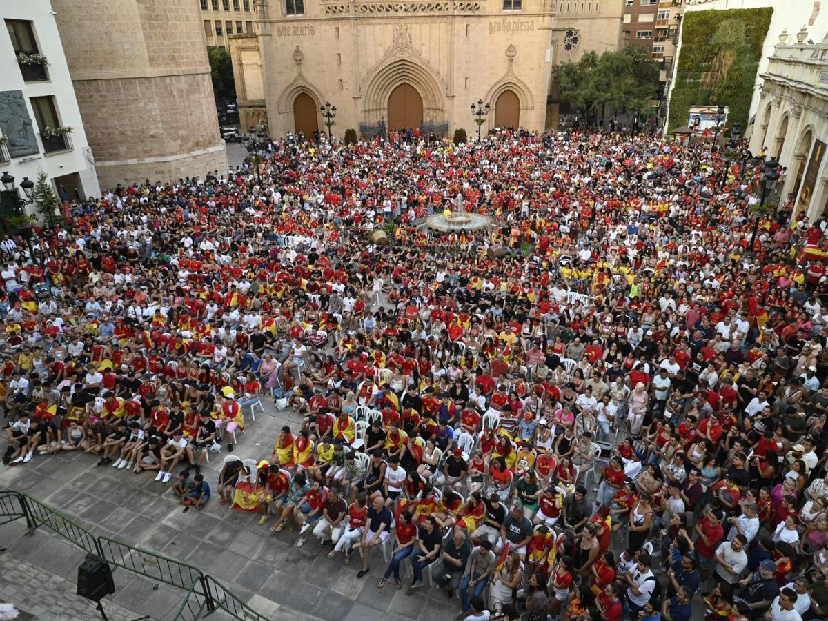 Más de 6.000 personas siguen en directo la final de la Eurocopa en la Plaza Mayor de Castellón de la Plana.