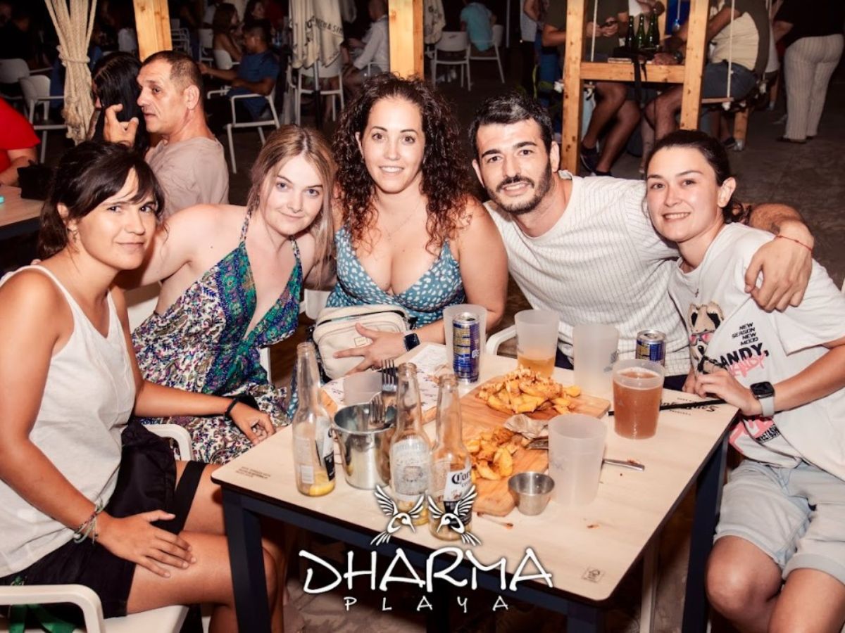 Dharma Playa ya tiene lista la agenda semanal con actuaciones en directo e invitados especiales, todo acompañado de la mejor gastronomía española y mexicana junto al mar.