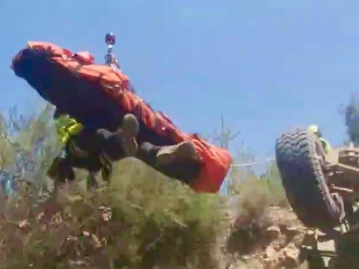 Aunque los dos ocupantes del vehículo no quedaron atrapados, los bomberos tuvieron que evacuarlos por vía aérea debido a la ubicación complicada.