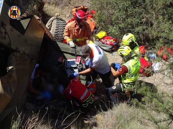 Dos heridos al caer un vehículo militar por un terraplén en la CV-339