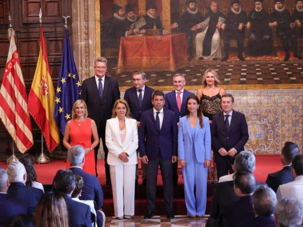 El nuevo gobierno valenciano toma posesión con promesa de estabilidad