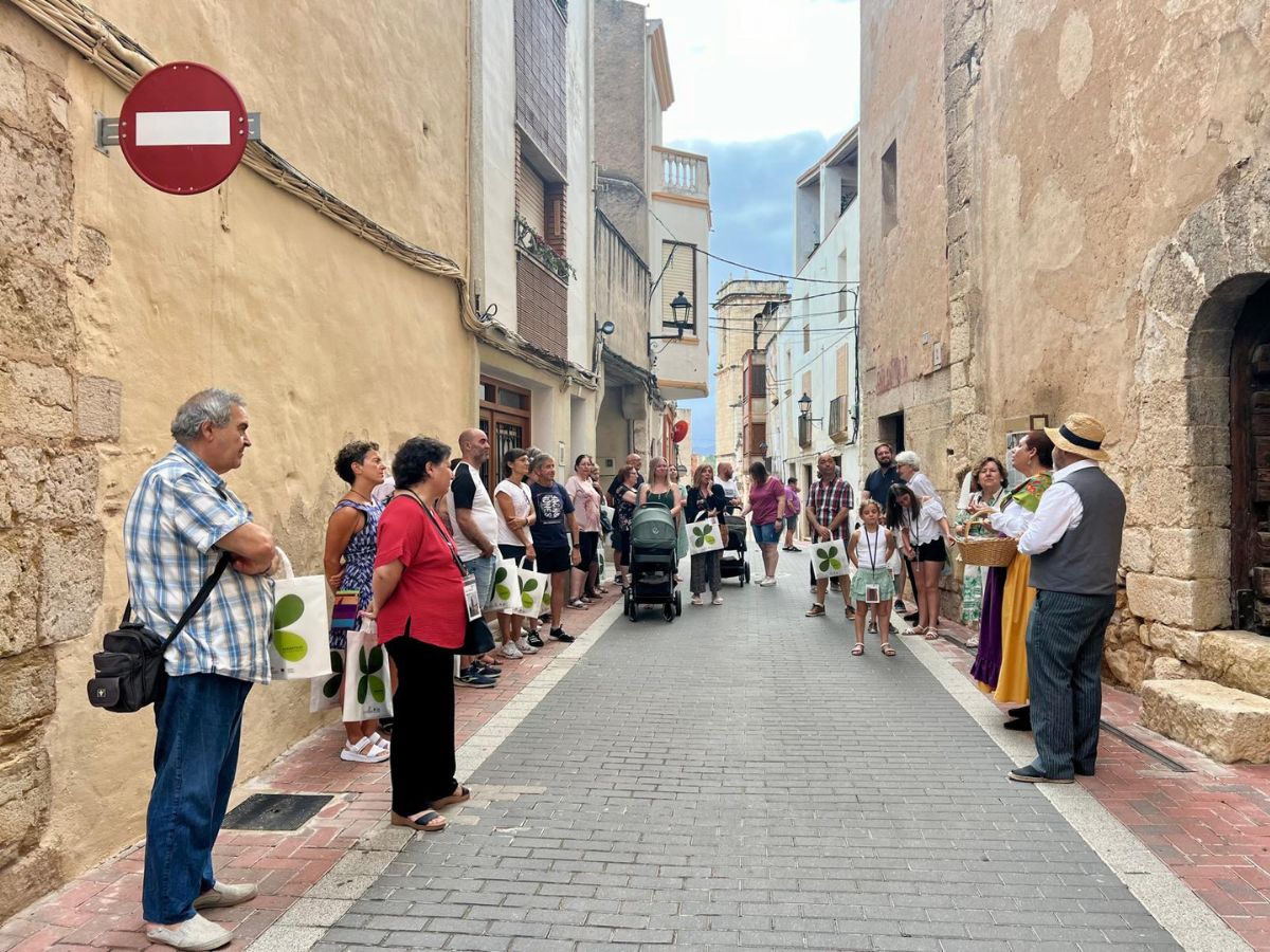 Esta actividad tiene como objetivo destacar los atractivos culturales, históricos y gastronómicos de los municipios del interior.