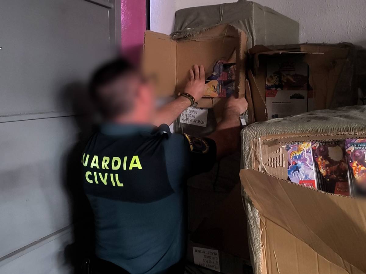 En una de las naves industriales donde la Guardia Civil realizó los registros, se falsificaban al menos 500 muñecos diarios.