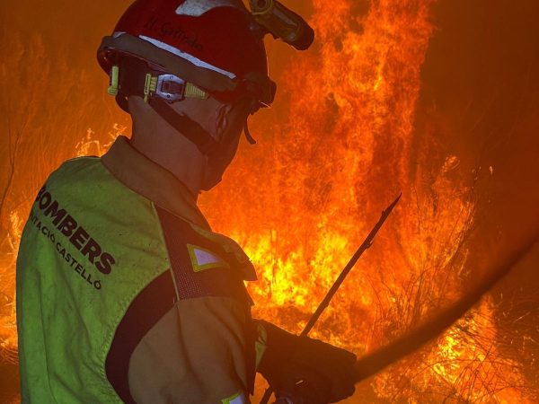 Incendio de madrugada en el Río Millars de Almassora