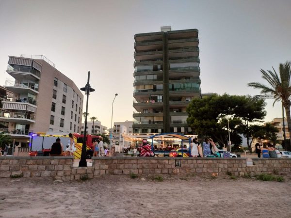 Incendio en el edificio ‘Palm Beach’ de Benicàssim