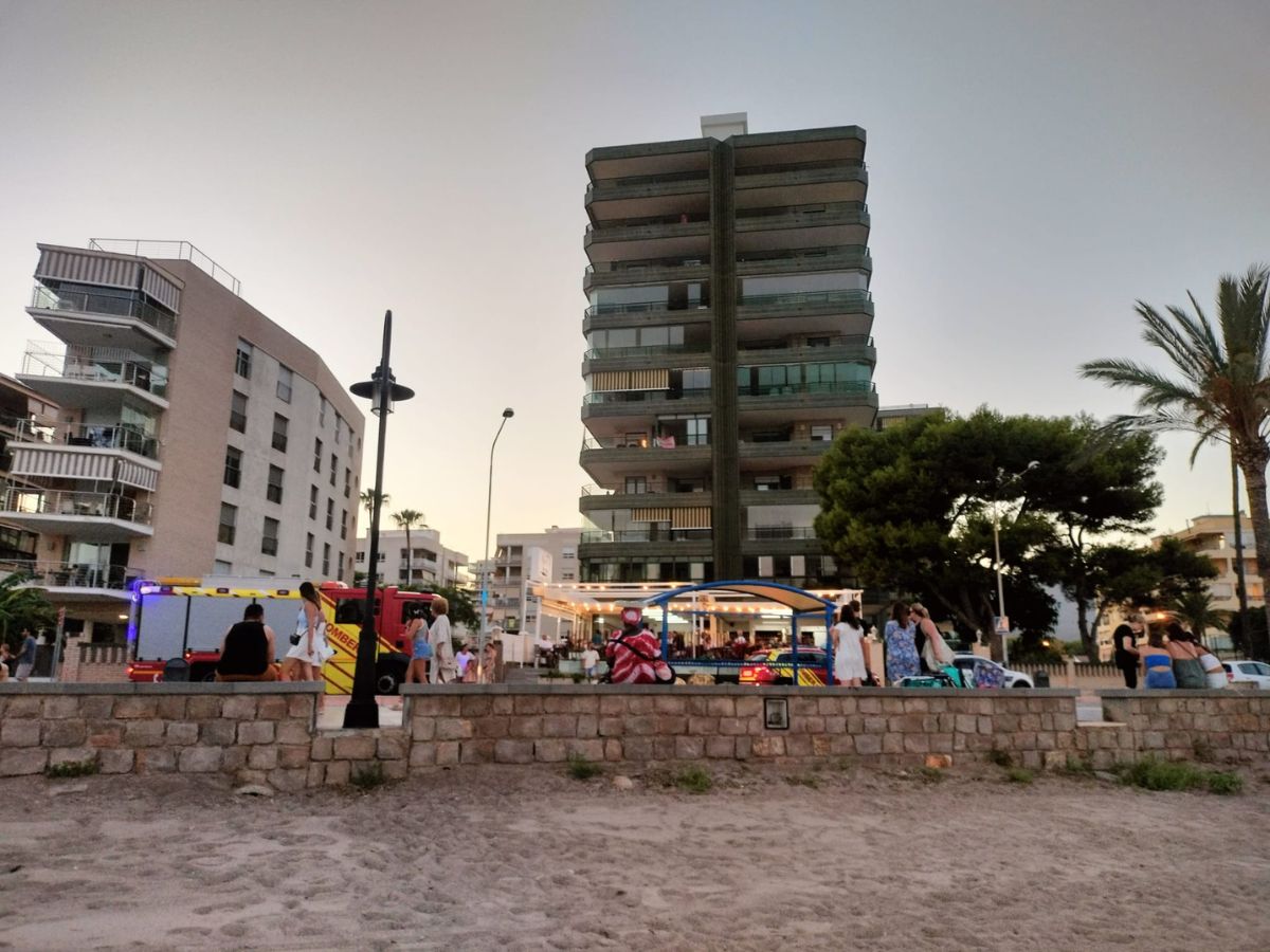 Incendio en el edificio ‘Palm Beach’ de Benicàssim