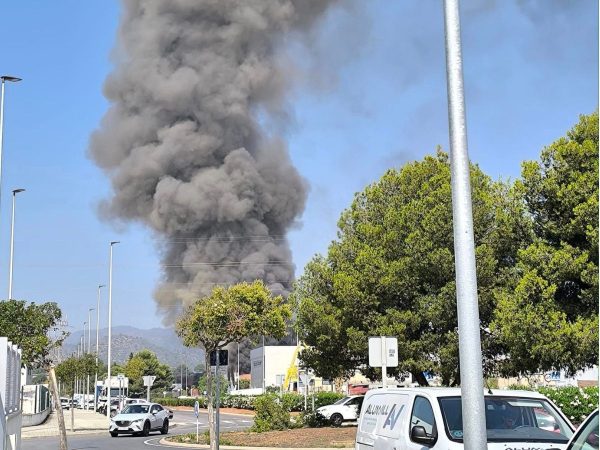 Incendio en la base de la empresa de autobuses de la Vall d’Uixó