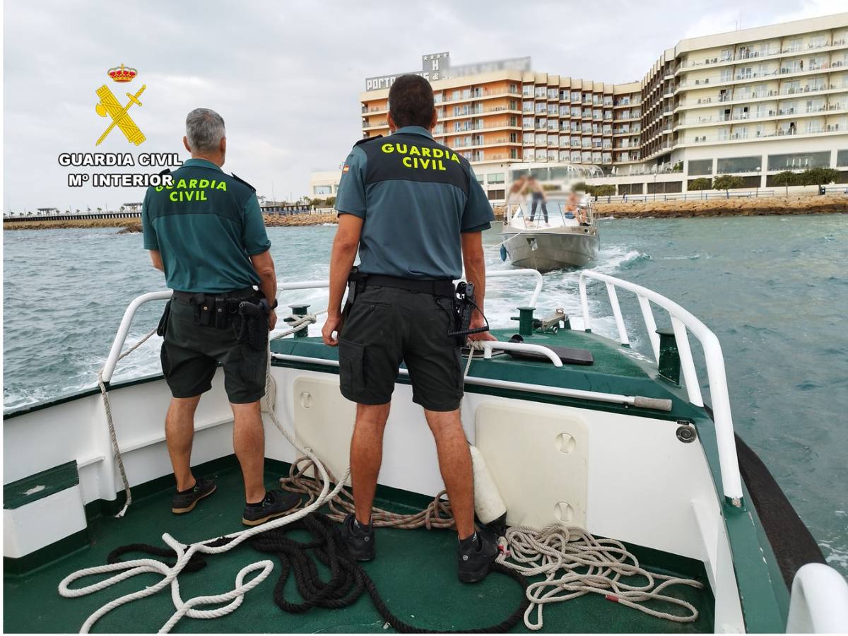 La Guardia Civil rescata a 7 personas de una embarcación a la deriva