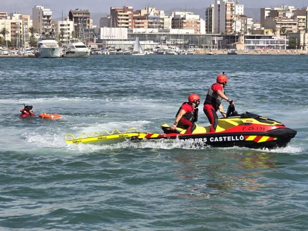 Los Bomberos de Castellón vigilan las playas con una nueva moto acuática