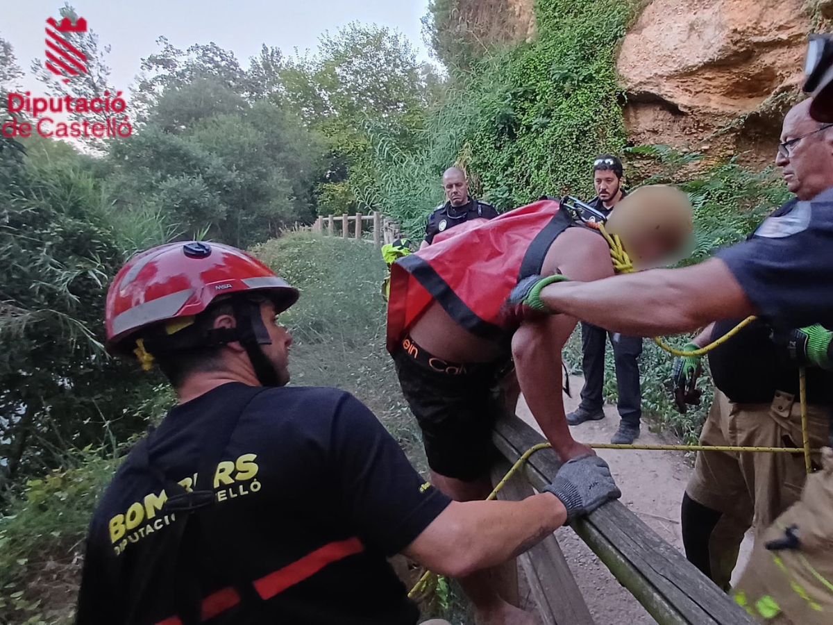 VÍDEO - Los bomberos están trabajando en la operación de acceso hasta el hombre para proceder a su rescate.