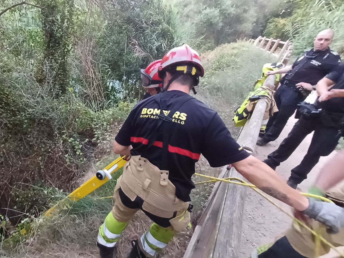 VÍDEO - Los bomberos están trabajando en la operación de acceso hasta el hombre para proceder a su rescate.