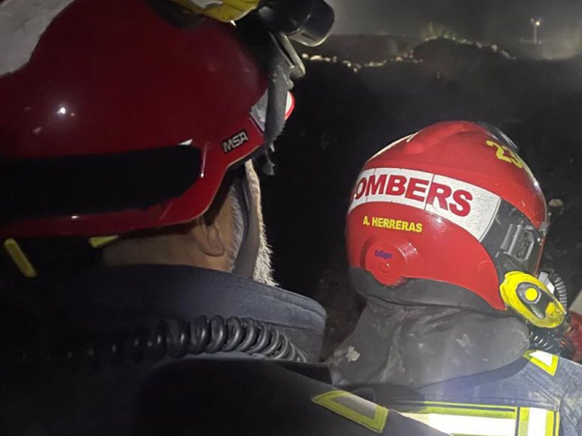 Los Bomberos intentan rescatar a un hombre en el río Millars de Vila-real