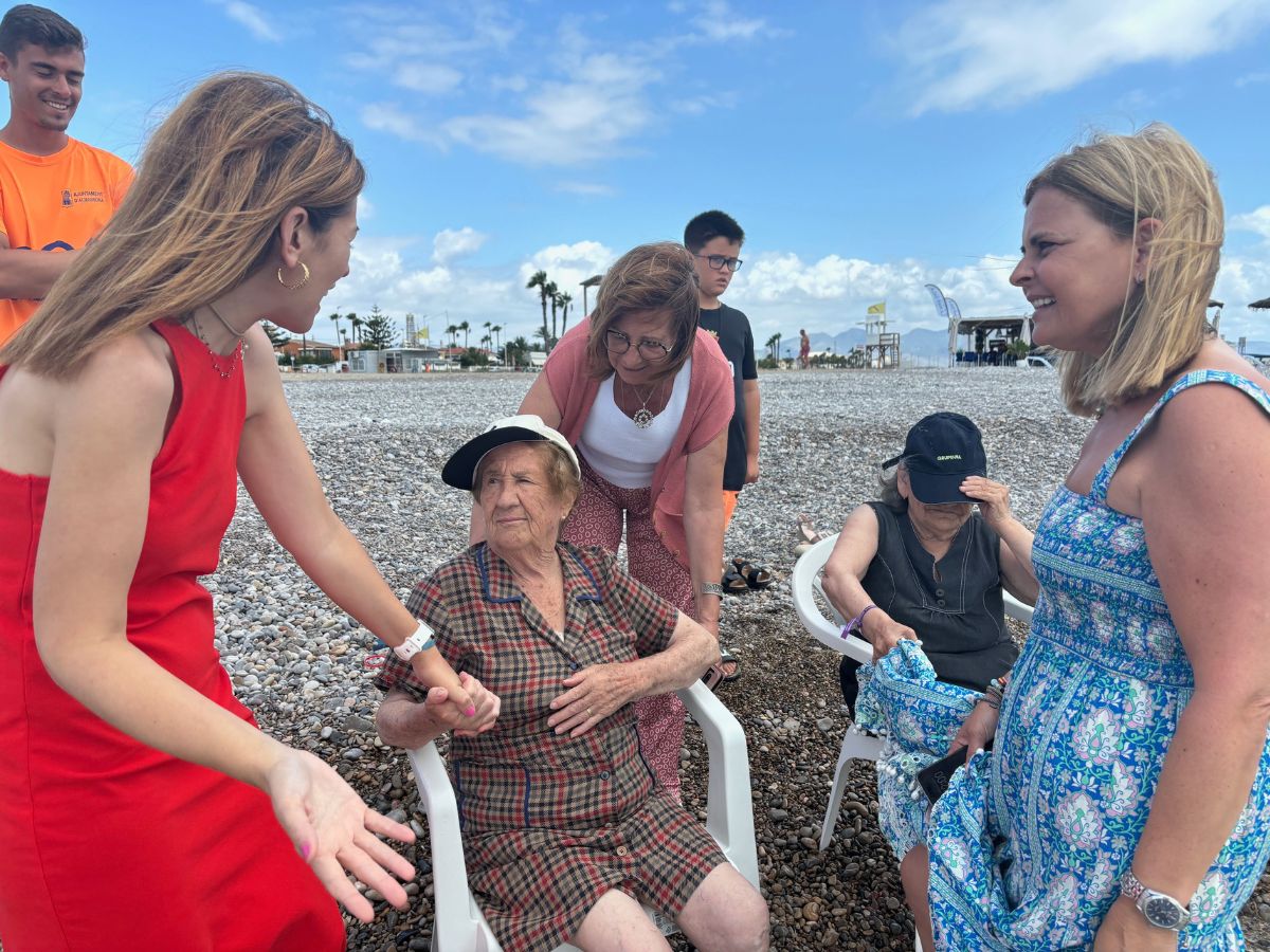 Las excursiones a la playa son solo un ejemplo del compromiso continuo de la residencia para ofrecer experiencias significativas y variadas a sus residentes.