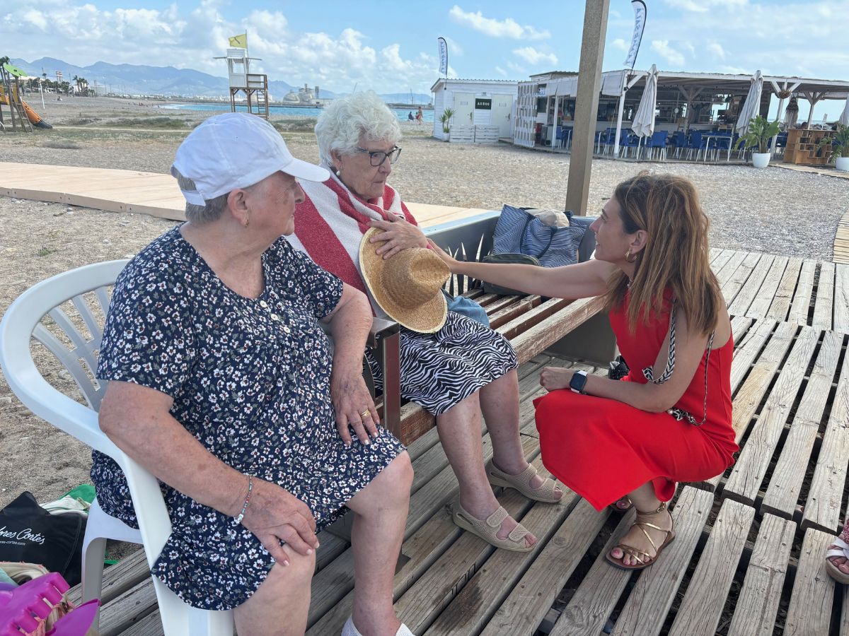 Los mayores de la residencia municipal de Almassora disfrutan del mar