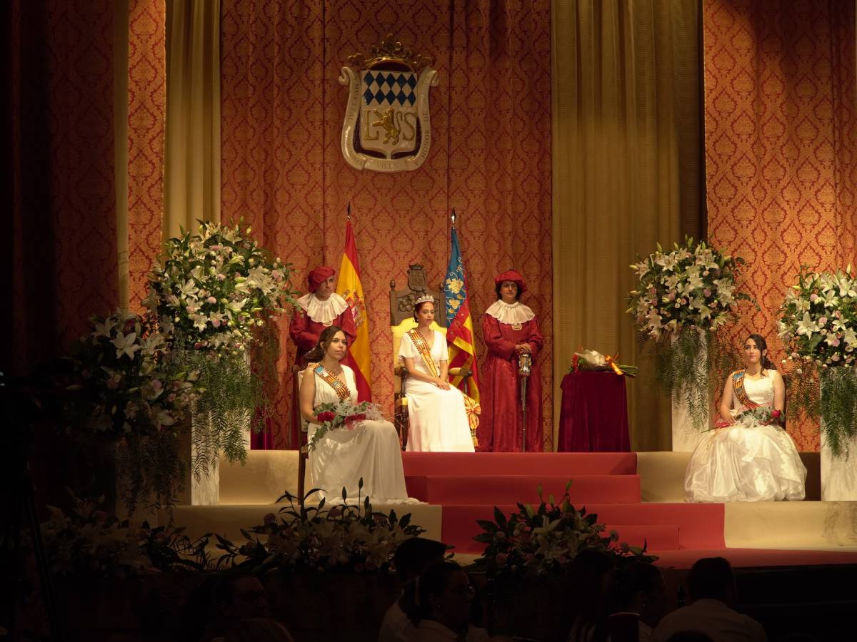 Nules homenajea a las jóvenes que representarán al pueblo a lo largo de este año y se prepara para comenzar sus fiestas patronales en honor a Sant Bartomeu,