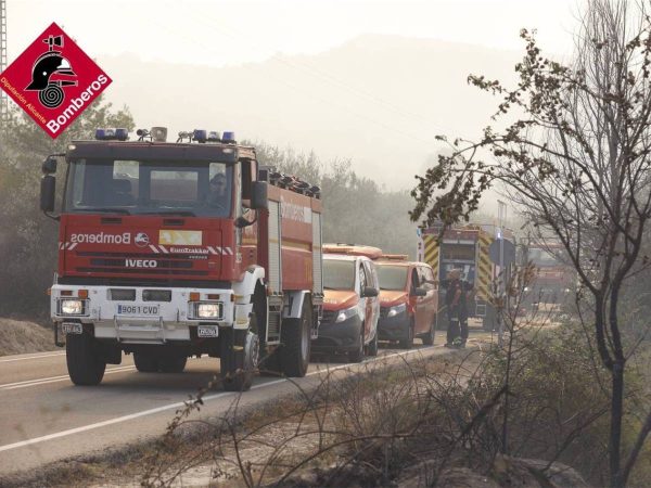 Penáguila evacuado por incendio forestal cercano a la depuradora de Benasau