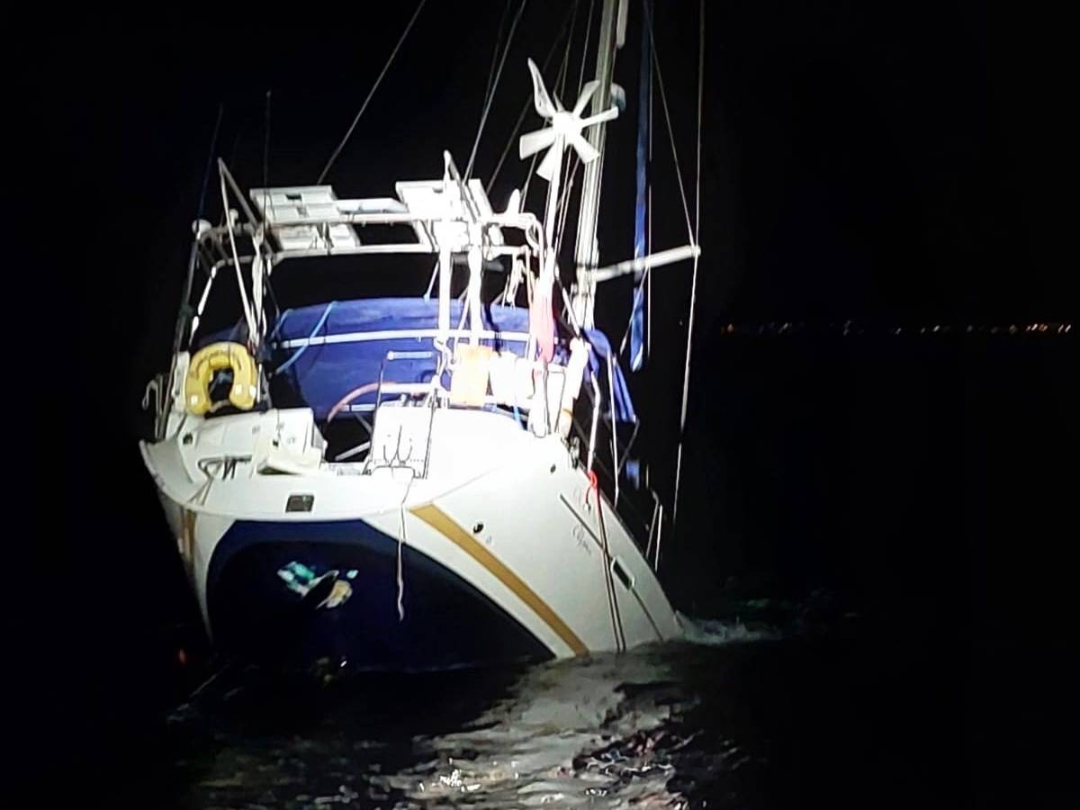 Salvan a tres tripulantes de un velero hundido por interacción con Orcas