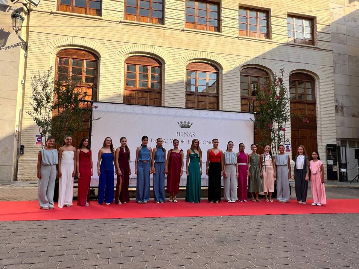 El Teatro Serrano volvió a vestirse de gala para recordar todo un año de emoción de las máximas representantes de la ciudad durante 2023;