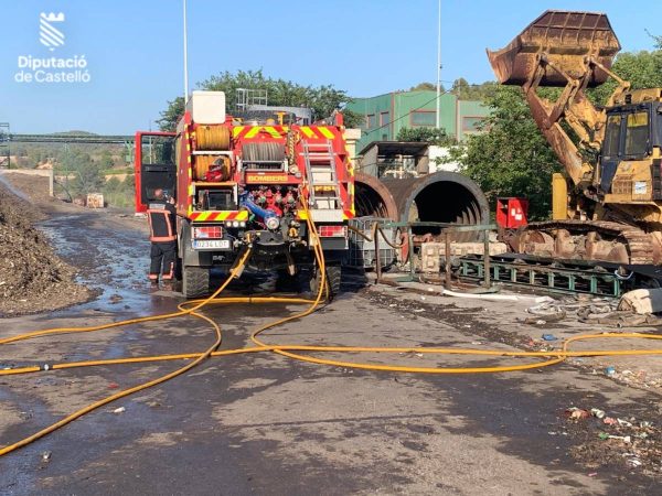 Tras una intensa noche, los bomberos extinguen en Onda el incendio de la planta de reciclaje