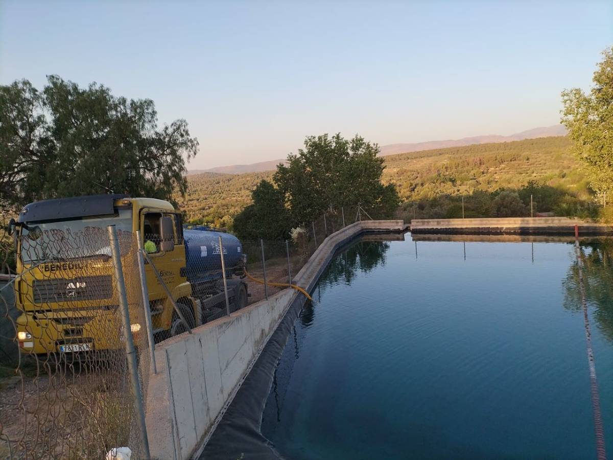 Agricultura suministra millones de litros de agua para salvar el ganado en la Comunitat