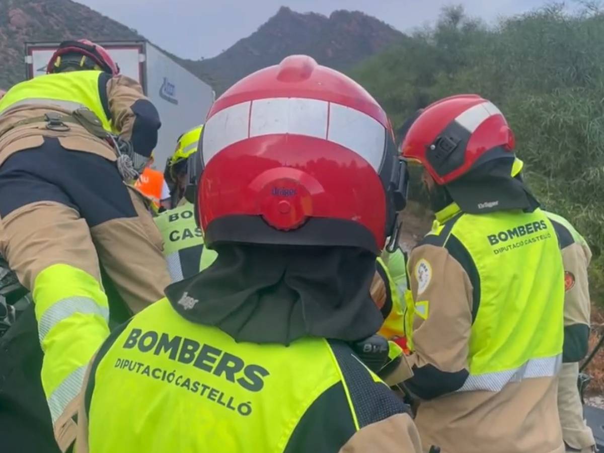 Bomberos movilizados por accidente de tráfico en CV-148 en Cabanes