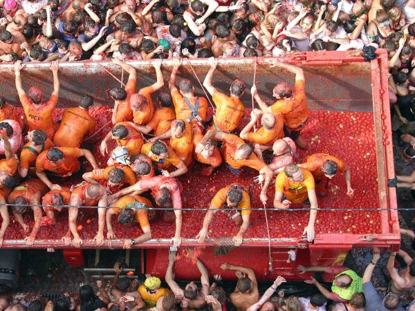 Buñol celebra hoy su tradicional Tomatina con un lleno total